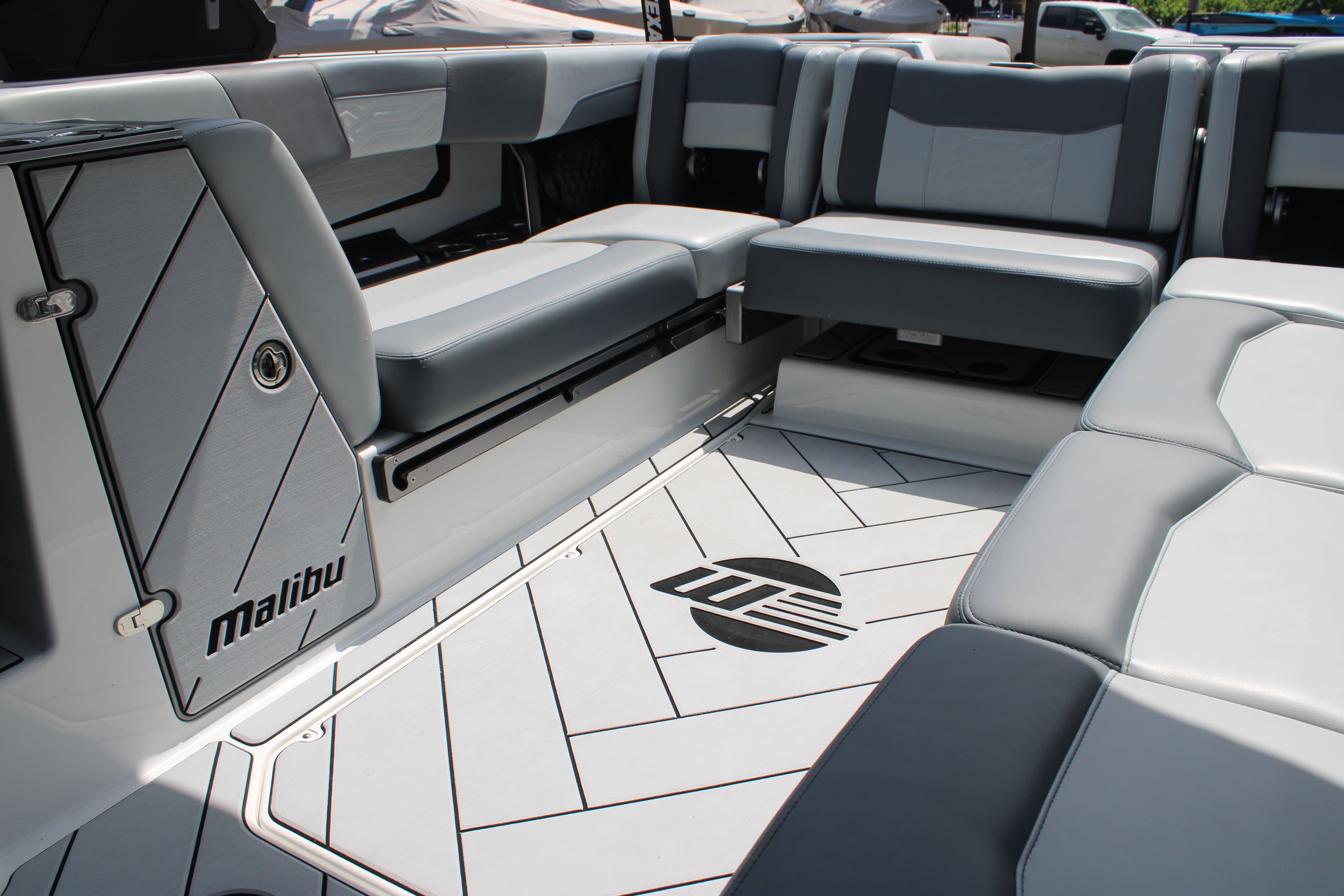 2022 Malibu 25 LSV Icon